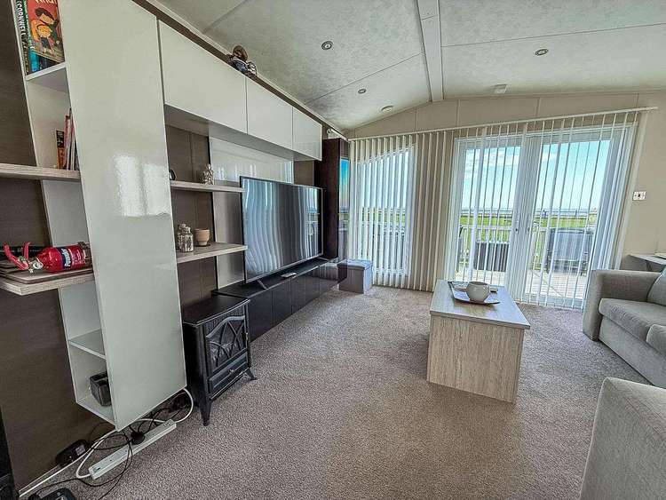 20095BS⛱️ – Broadlands, 2 bed, 6 berth caravan with full sea view and decking. Platinum rated. Preview 4