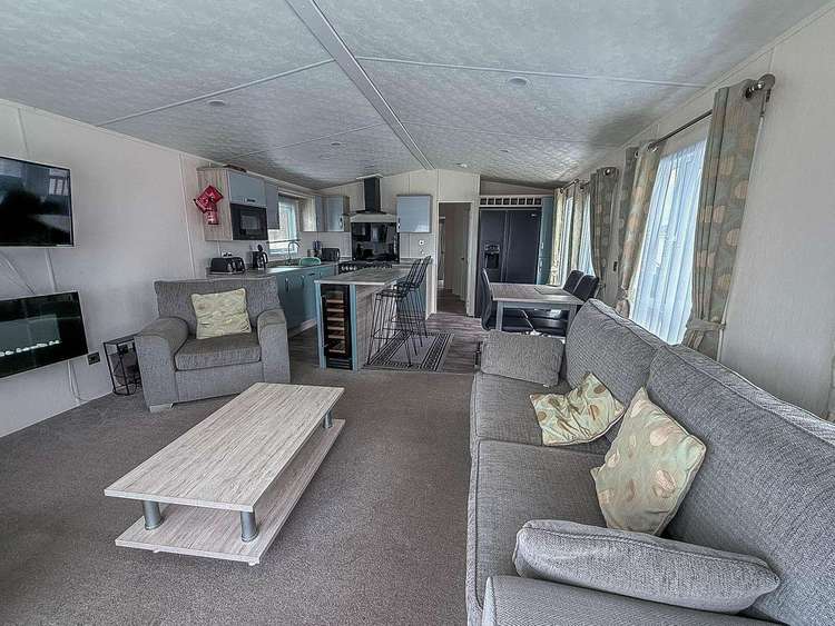 20089BS⛱️ – Broadland, 2 bed, 6 berth lodge with full sea view and decking. Platinum-Deluxe rated. Preview 5