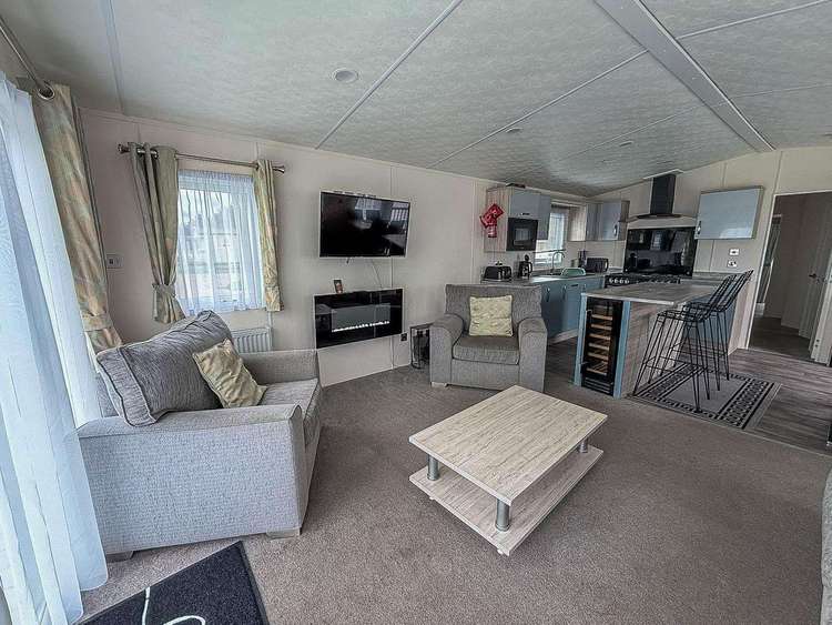 20089BS⛱️ – Broadland, 2 bed, 6 berth lodge with full sea view and decking. Platinum-Deluxe rated. Preview 4