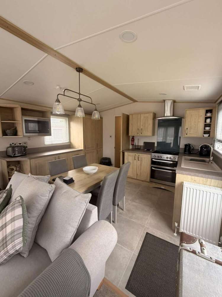 60010K⭐ – Kingfisher, 2 bed, 6 berth caravan with front decking. Diamond rated. Preview 5
