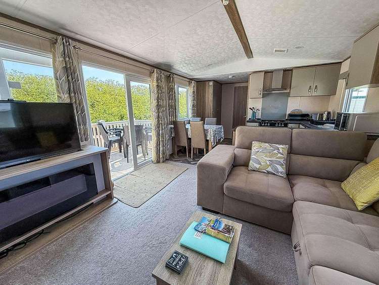 21056C⛱️ – Chequers area, 3 bed, 8 berth caravan with D/G & C/H. Diamond rated. Preview 4