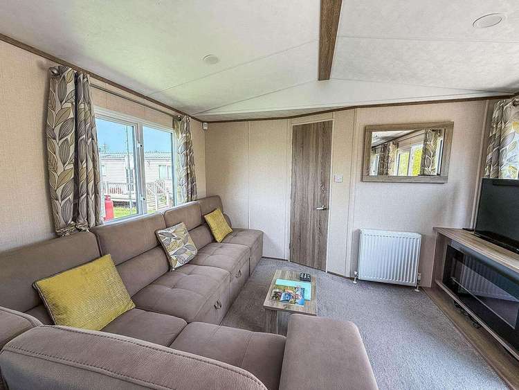 21056C⛱️ – Chequers area, 3 bed, 8 berth caravan with D/G & C/H. Diamond rated. Preview 5