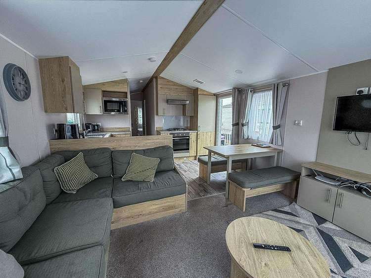 28008PM⭐ – Priory Meadow, 2 bed, 6 berth caravan with decking. Diamond rated. Preview 4