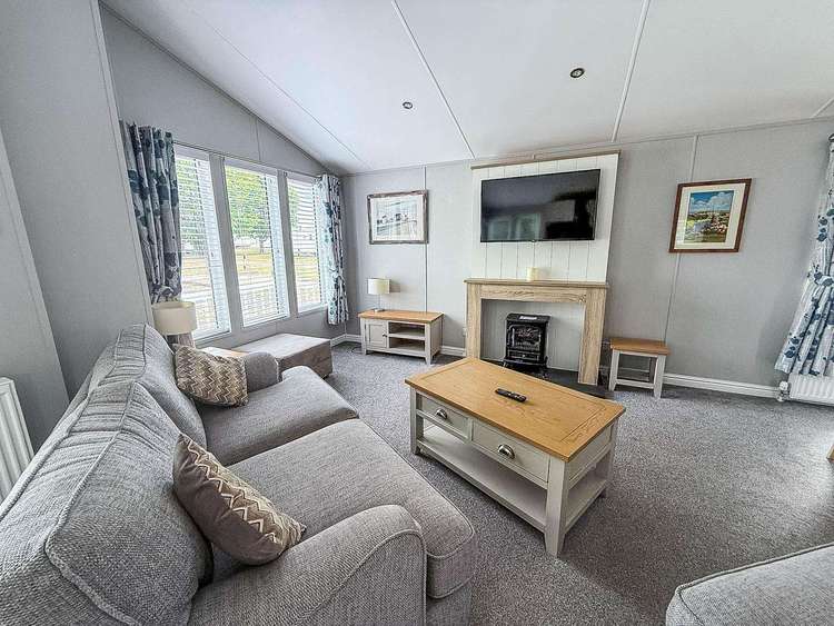 10094B⭐ – Bure Village area, 2 bed, 4 berth lodge with decking. Platinum-Deluxe rated. Preview 4