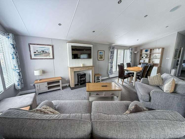10094B⭐ – Bure Village area, 2 bed, 4 berth lodge with decking. Platinum-Deluxe rated. Preview 5