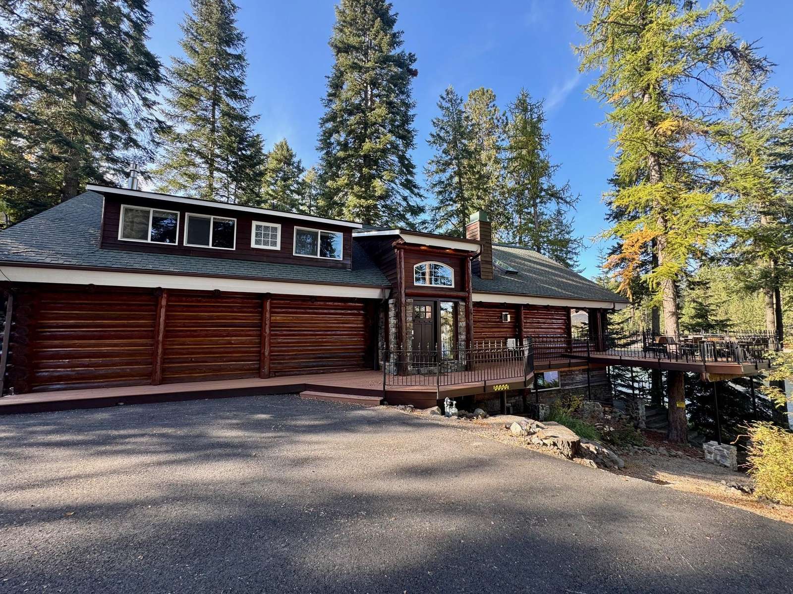 Spacious mountain retreat with rustic charm and forest views
