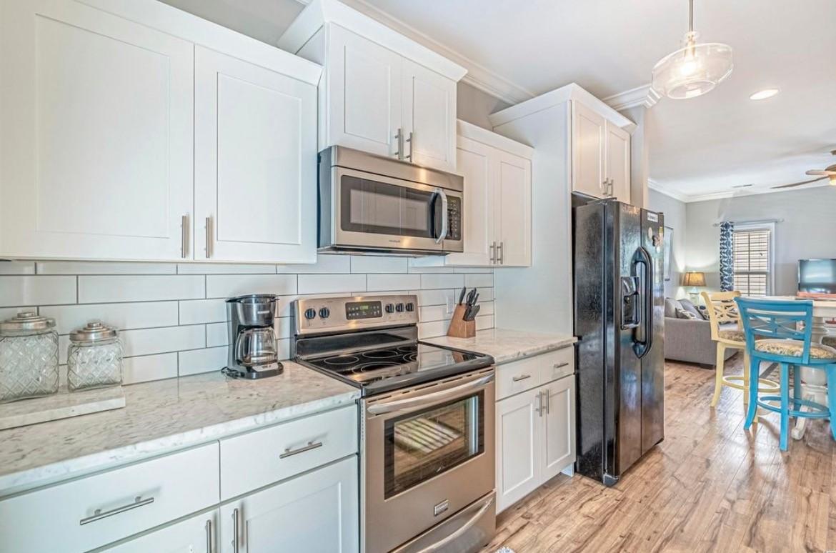 313, Just a short walk to the beach! Small Pet Friendly Beach House