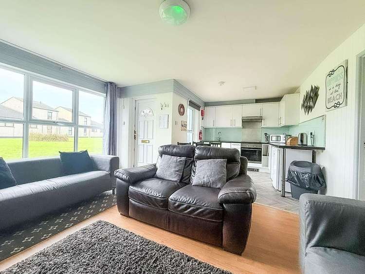 85070P⛱️ – 3 bed bungalow, sleeps 6 at Perran View Holiday Park. Diamond rated. Preview 4