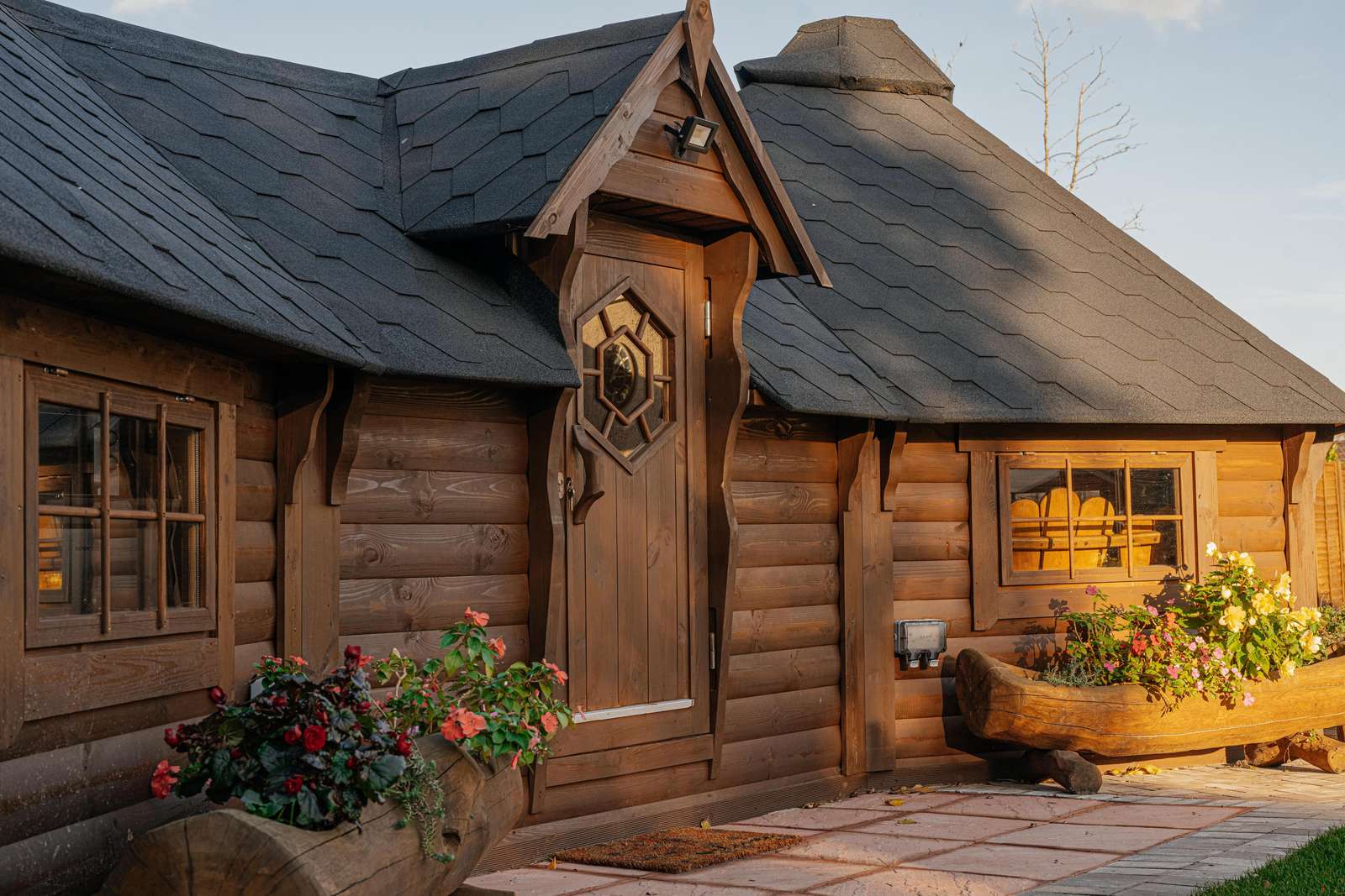 Start planning your 2026 family holidays now by discovering the unmatched charm of Rokis Holiday Home located in Pentney Lakes, Norfolk; a unique 8 berth, dog-friendly holiday home, and provide an exceptional setting for creating cherished memories. - property