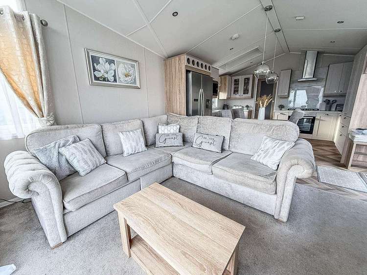 20235BS⭐ – Broadland, 3 bed, 8 berth lodge with full sea view and decking. Platinum-Deluxe rated. Preview 5