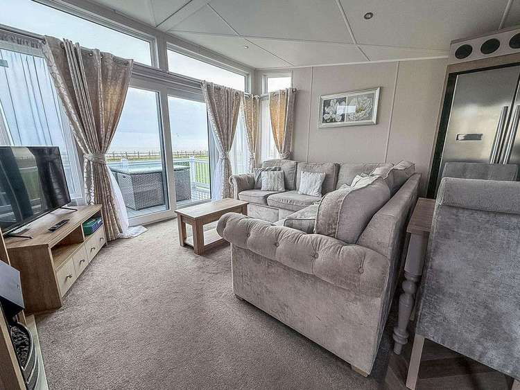 20235BS⭐ – Broadland, 3 bed, 8 berth lodge with full sea view and decking. Platinum-Deluxe rated. Preview 4
