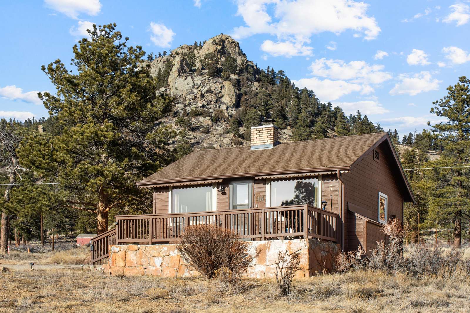 Odessa Gorge Cabin - 1 bedroom cabin - great views and summer pool Preview 0