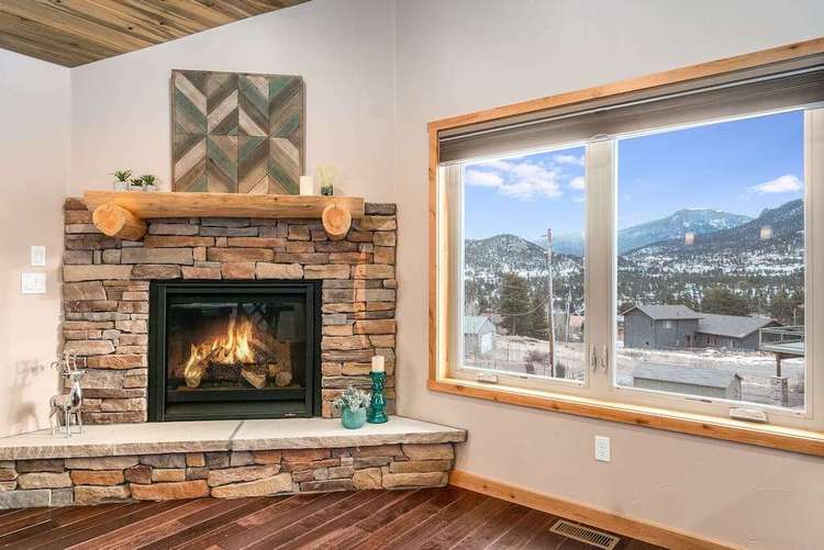 Alpine Sunflower - 3 bedroom home with snow capped views Preview 0