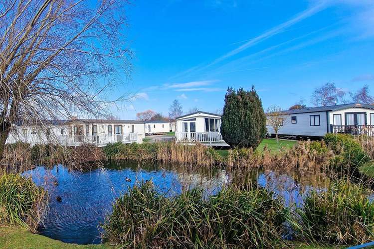 23064K⛱️ – Kensington area, 2 bed, 6 berth lodge with decking. Platinum-Deluxe rated. Preview 4