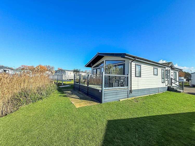 23064K⛱️ – Kensington area, 2 bed, 6 berth lodge with decking. Platinum-Deluxe rated. Preview 0