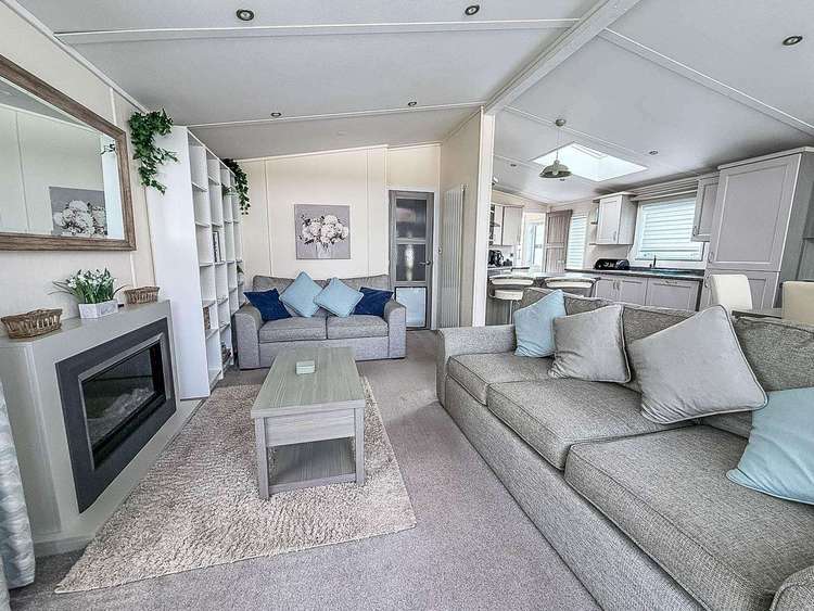 23064K⛱️ – Kensington area, 2 bed, 6 berth lodge with decking. Platinum-Deluxe rated. Preview 5