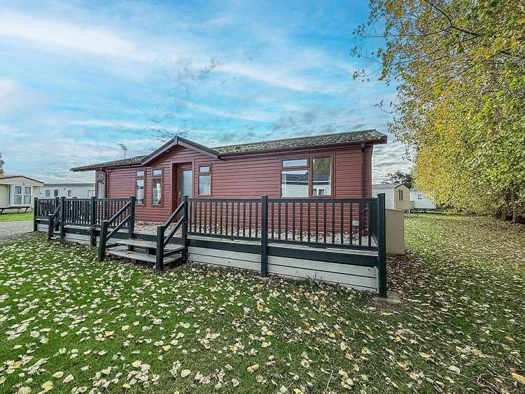 23024W⛱️ – Windsor area, 2 bed, 4 berth lodge with decking. Platinum-Deluxe rated. Preview 0