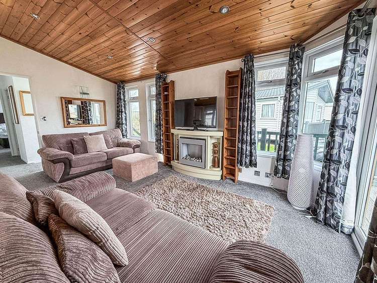 23024W⛱️ – Windsor area, 2 bed, 4 berth lodge with decking. Platinum-Deluxe rated. Preview 4