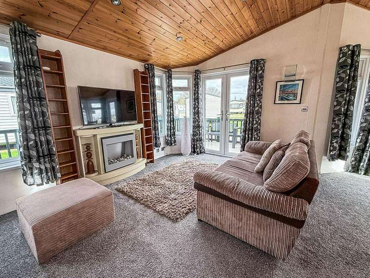 23024W⛱️ – Windsor area, 2 bed, 4 berth lodge with decking. Platinum-Deluxe rated. Preview 5
