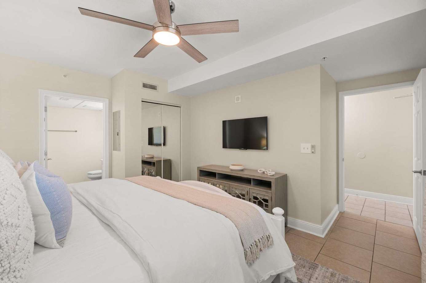 Emerald Beach Resort #2328 | Mer Vue