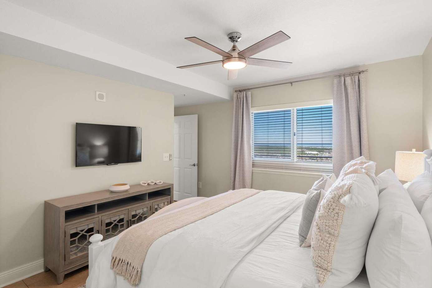 Emerald Beach Resort #2328 | Mer Vue