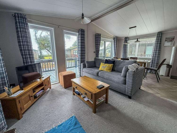 32109OG⛱️ – 9, Ocean Glade Phase 1, 2 bed, 4 berth lodge with decking. Platinum-Deluxe rated. Preview 4