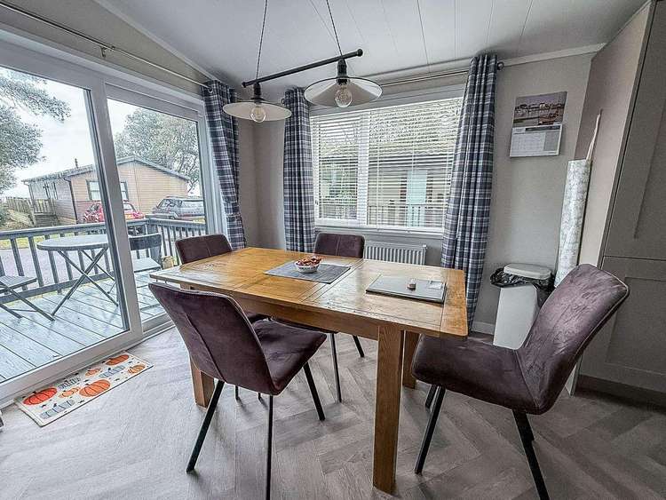 32109OG⛱️ – 9, Ocean Glade Phase 1, 2 bed, 4 berth lodge with decking. Platinum-Deluxe rated. Preview 5