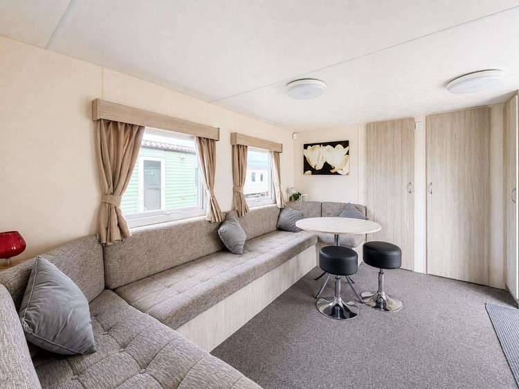 10081B⭐ – Bure Village area, 2 bed 6 berth caravan with decking & central heating. Opal rated. Preview 5