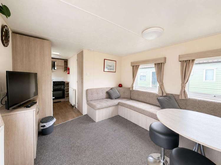 10081B⭐ – Bure Village area, 2 bed 6 berth caravan with decking & central heating. Opal rated. Preview 4