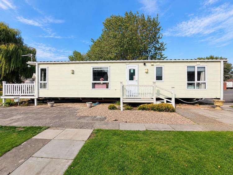33043CL⭐ – Cedar Lake area, 3 bed, 6 berth caravan with lake view and decking. Opal rated. Preview 4