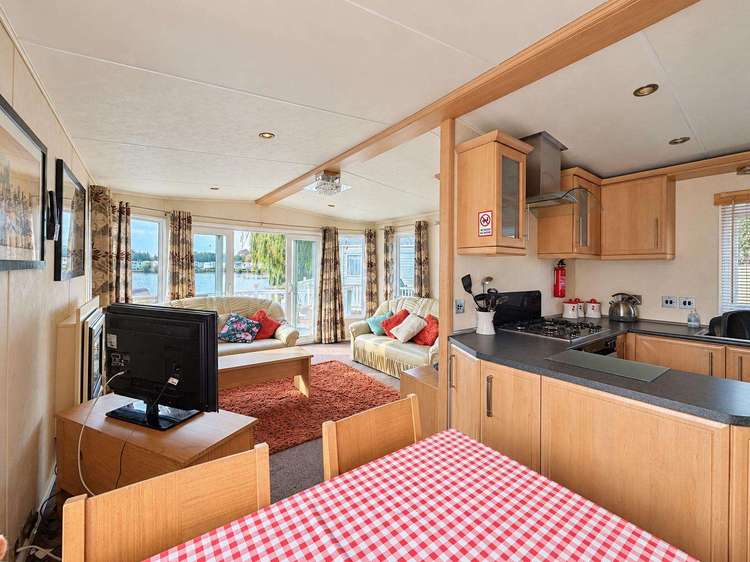 33043CL⭐ – Cedar Lake area, 3 bed, 6 berth caravan with lake view and decking. Opal rated. Preview 5
