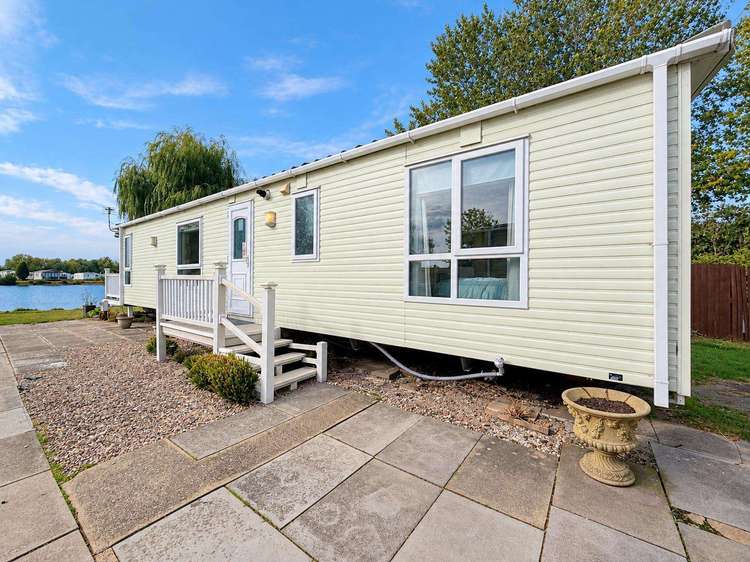 33043CL⭐ – Cedar Lake area, 3 bed, 6 berth caravan with lake view and decking. Opal rated. Preview 2