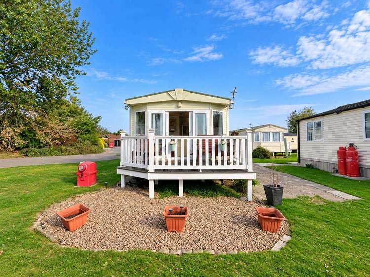 33043CL⭐ – Cedar Lake area, 3 bed, 6 berth caravan with lake view and decking. Opal rated. Preview 3