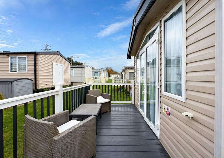 91068C⛱️ – Plot 68, Caldecott Hall, 3 bed, 8 berth caravan with decking, D/G & C/H Diamond rated. Preview 4