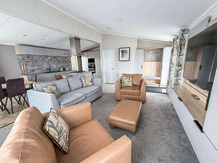 23215K⛱️ – Kensington area, 2 bed, 6 berth lodge with decking, D/G & C/H. Platinum-Deluxe rated. Preview 5