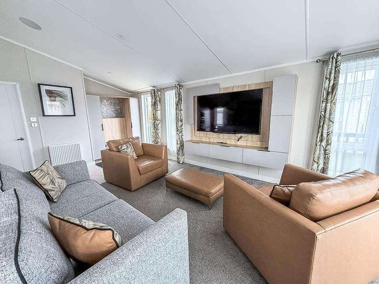 23215K⛱️ – Kensington area, 2 bed, 6 berth lodge with decking, D/G & C/H. Platinum-Deluxe rated. Preview 4