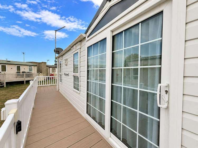 17306BR⭐ – Backwater Rise area, 2 bed, 6 berth caravan with decking. Opal Rated. Preview 4