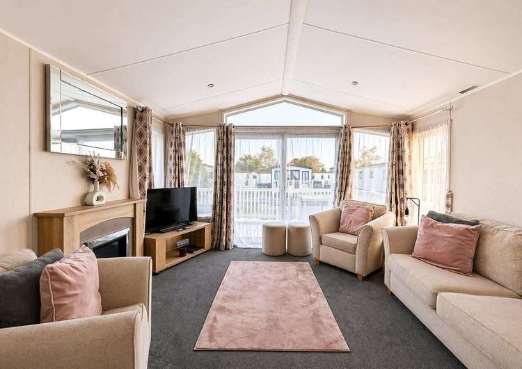 33026M⭐ – Morningside, 3 bed, 8 berth caravan with decking and pond views. Diamond rated. Preview 4