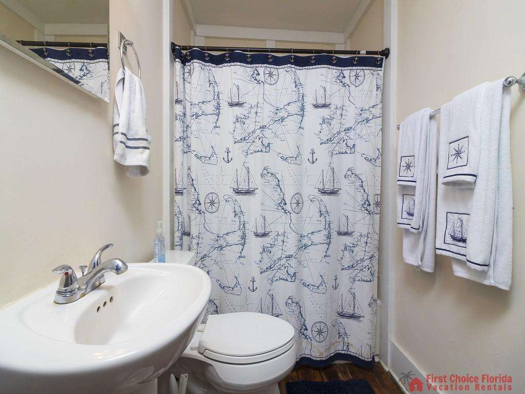 Seahorse Cottage Bathroom with Tub/Shower Combo