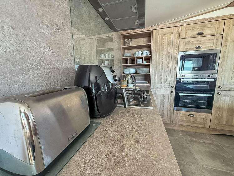 80001H⛱️ – Horizons area, 3 bed, 8 berth caravan with full sea views. Platinum-Deluxe rated. Preview 4