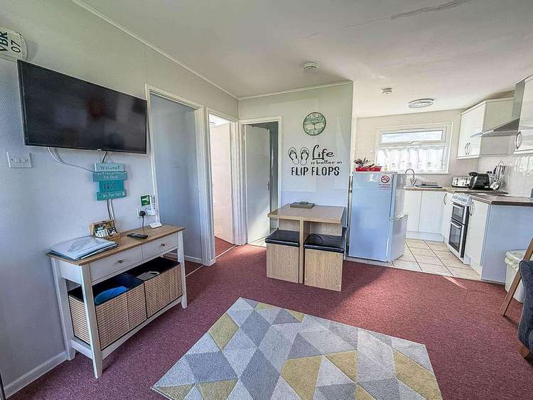 59096S⭐ – Seadell Chalet, 2 bed, 5 berth chalet with D/G. Ruby rated. Preview 2