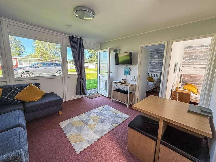 59096S⭐ – Seadell Chalet, 2 bed, 5 berth chalet with D/G. Ruby rated. Preview 5
