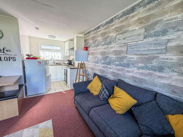 59096S⭐ – Seadell Chalet, 2 bed, 5 berth chalet with D/G. Ruby rated. Preview 3