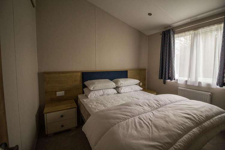 23144K⭐ – Kensington area, 3 bed, 6 berth lodge with decking. Platinum-Deluxe rated. Preview 5