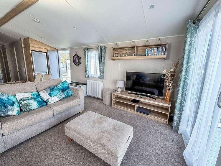 20064CF⭐ – Cliff Field, 3 bed, 8 berth caravan with decking. Diamond rated. Preview 4