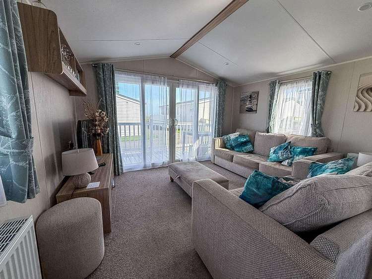 20064CF⭐ – Cliff Field, 3 bed, 8 berth caravan with decking. Diamond rated. Preview 5