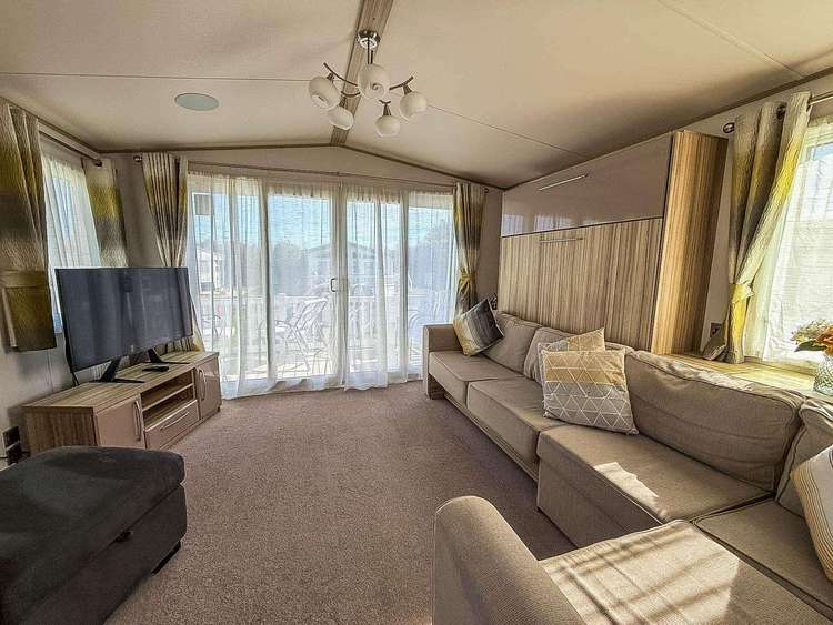 70802C⛱️ – Cherry Tree, 2 bed, 6 berth with wrap decking, D/G & C/H. Diamond rated. Preview 4