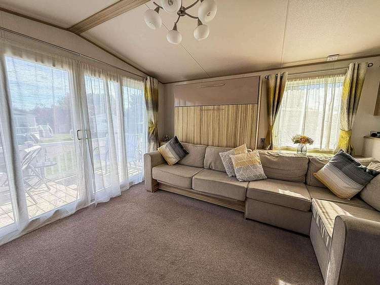 70802C⛱️ – Cherry Tree, 2 bed, 6 berth with wrap decking, D/G & C/H. Diamond rated. Preview 5