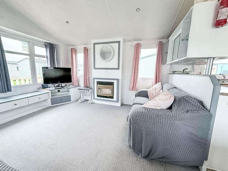 28010KV⭐ – Kestrel View, 3 bed, 8 berth caravan with decking. Opal rated. Preview 4