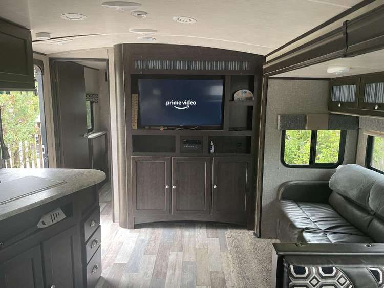 Modern 30' Trailer, 2 Baths, 2 Bedrooms, Riverside, 4 min Walk to Beach Preview 0